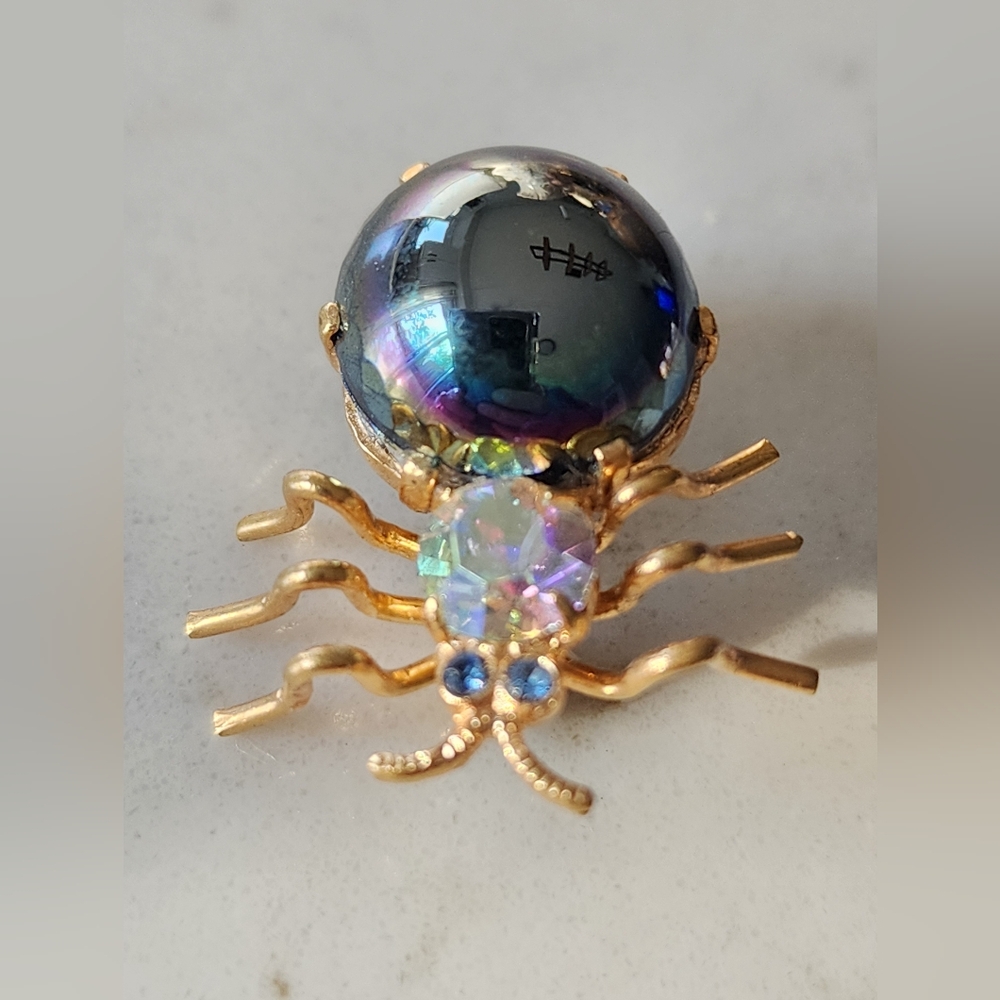Whimsical Gold and Black Spider Brooch with Dynamic Design - Picture 3 of 6